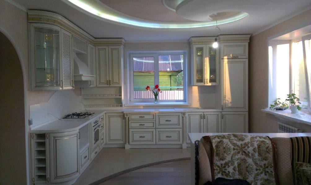 угловая кухня в классическом стиле в Таганроге