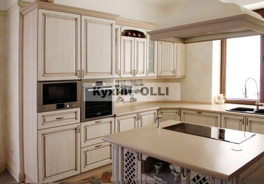 угловая кухня с островом в Таганроге