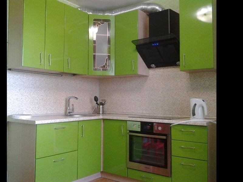 зеленая угловая кухня в Таганроге