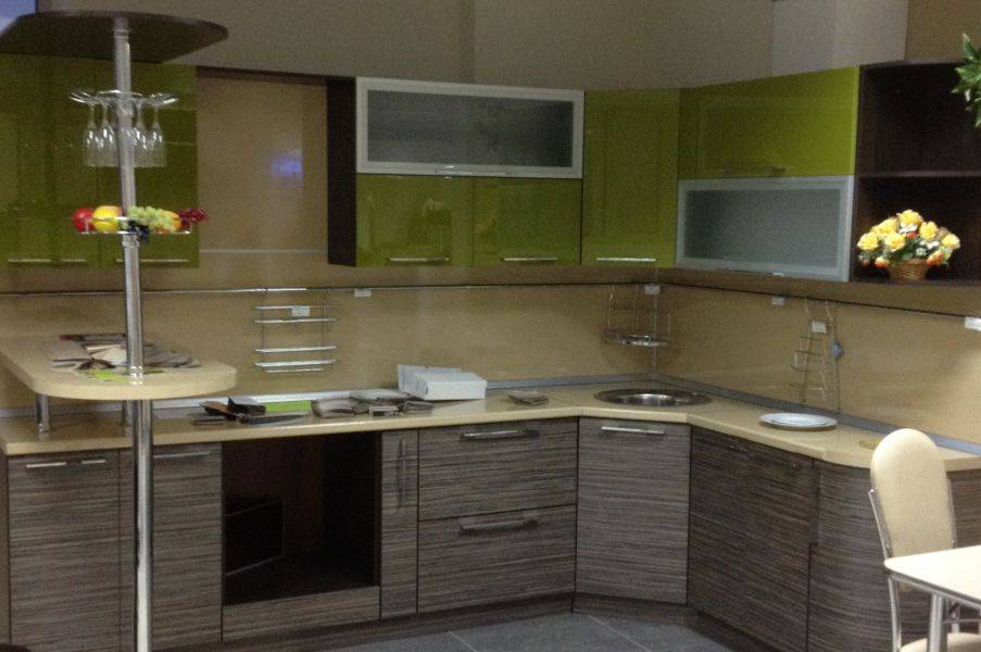 угловая кухня с барной стойкой в Таганроге