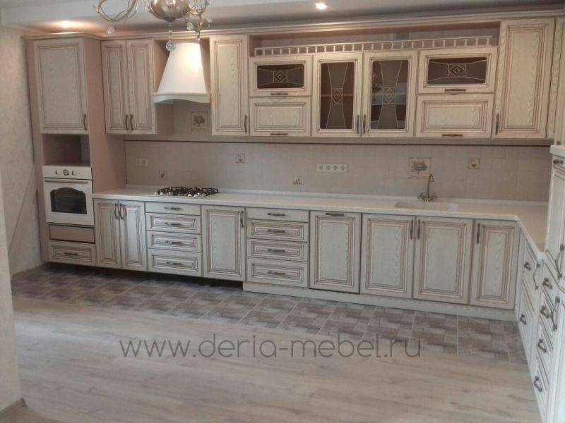 большая угловая кухня в классическом стиле в Таганроге