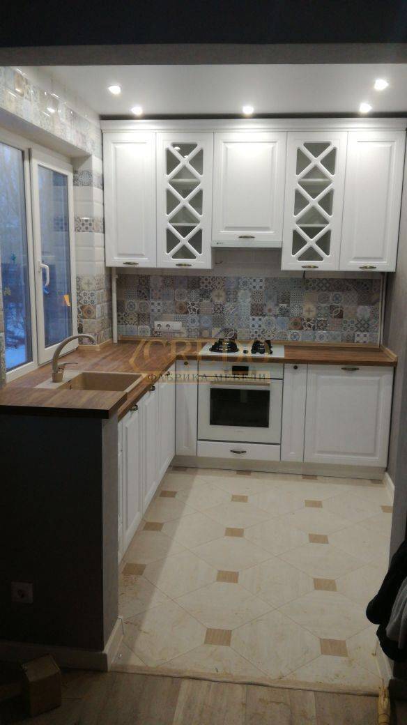 компактная белая кухня в Таганроге