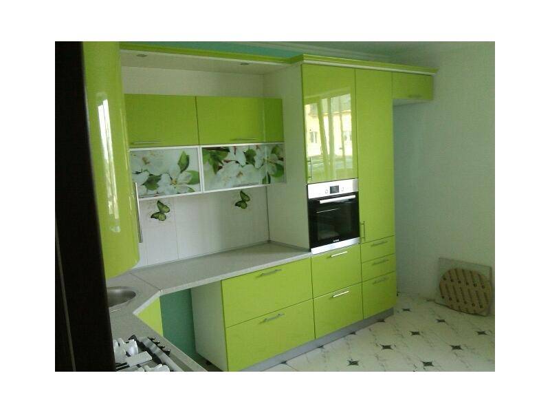 угловая зеленая кухня в Таганроге