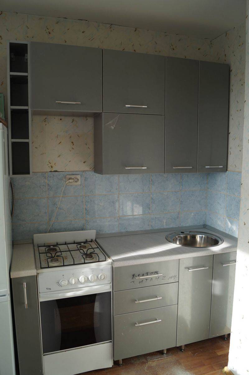 маленькая серая кухня в Таганроге