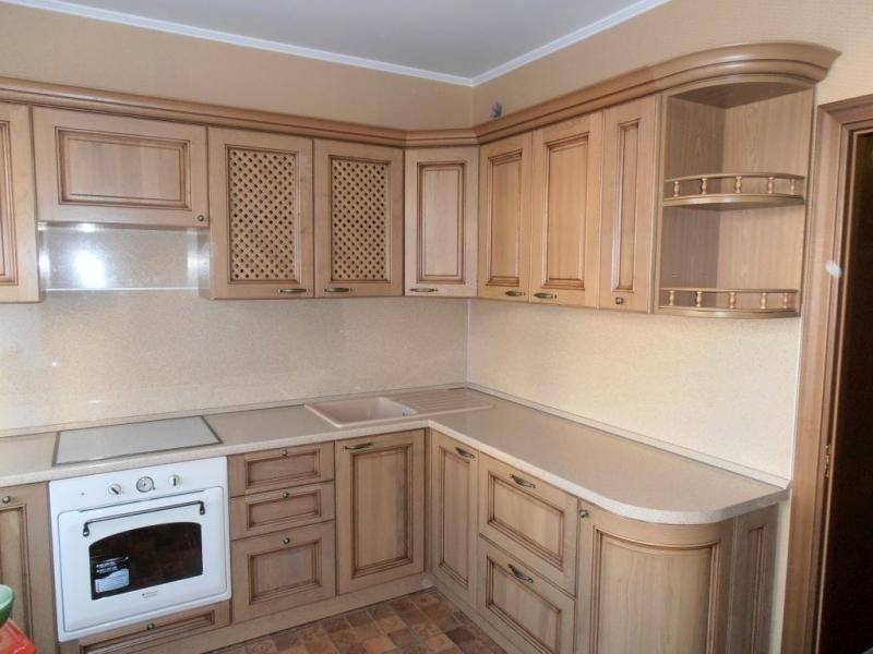 светлая классическая кухня в Таганроге