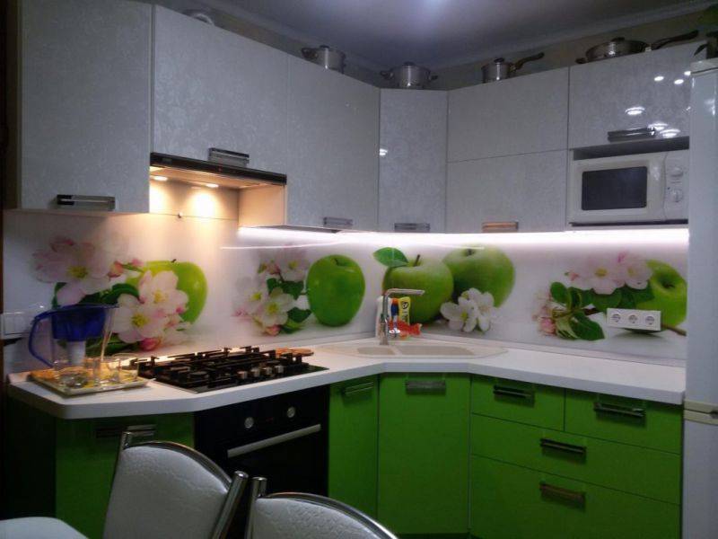 бело-зеленая угловая кухня в Таганроге