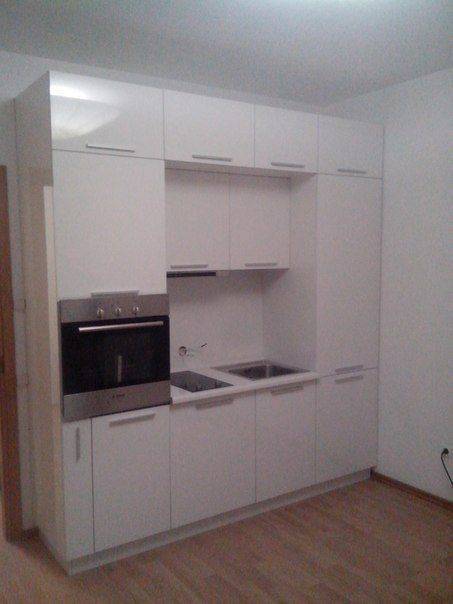 небольшая белая кухня в Таганроге