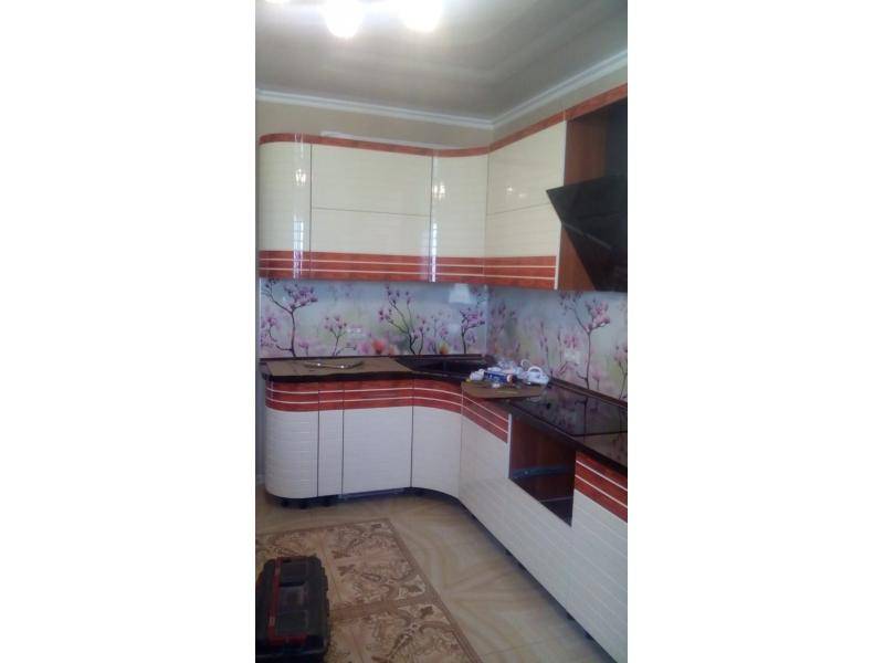 угловая кухня с плавными фасадами в Таганроге