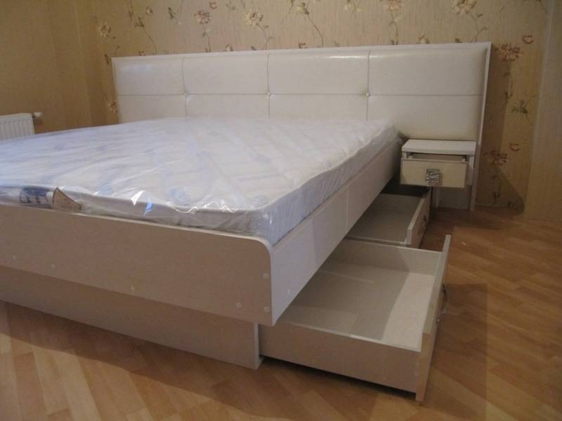 белая кровать с ящиками в Таганроге