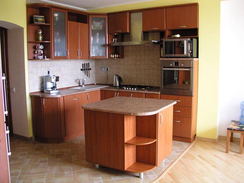 угловая кухня с островом в Таганроге