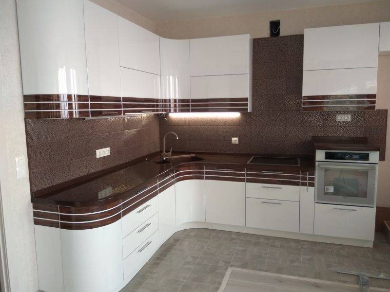 угловая кухня со вставкой из шпона в Таганроге